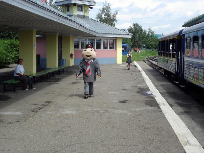 photo d'un chemin de fer pour enfants dans la ville d'Irkoutsk 