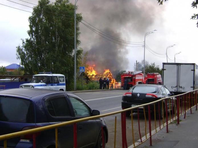 le feu à Tioumen dans la rue de la vérité