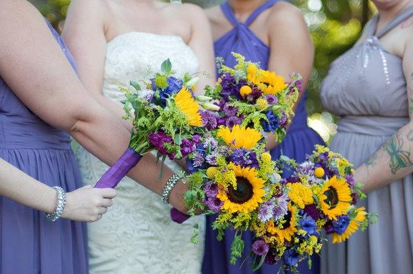 Qu'est-ce qui attire un bouquet de mariées de gerberas?