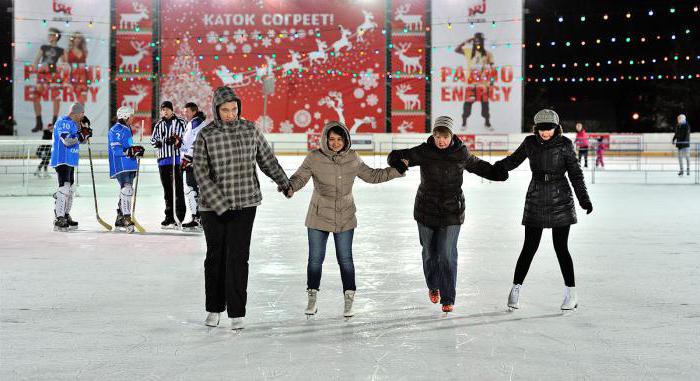 Des patinoires avec de la glace artificielle à Moscou gratuitement