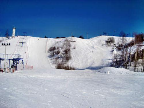 loisirs dans les banlieues de ski de montagne