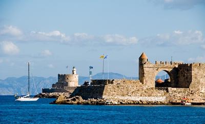 Villes en Grèce: plonger tête baissée dans la belle atmosphère de l'antiquité