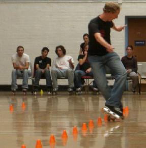 Slalom sur les rouleaux. Rouleaux pour le patinage agressif. Où aller faire du roller?