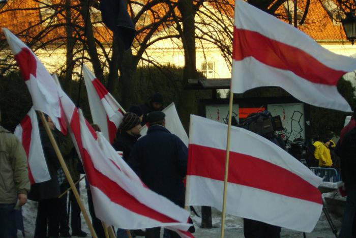 Le drapeau de la Biélorussie: le sens des fleurs et de l'ornement. A quoi ressemble le drapeau biélorusse?