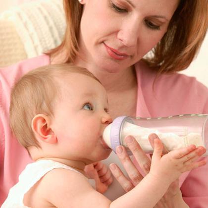 Lorsque la période menstruelle commence après la naissance, la question actuelle des jeunes mères