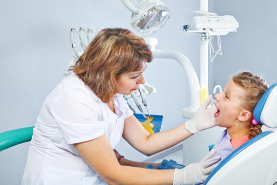 Ce que les parents devraient faire attention quand un bébé a mal aux dents